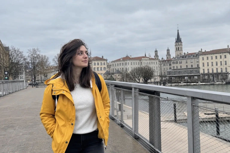 Une femme marche sur une passerelle urbaine
