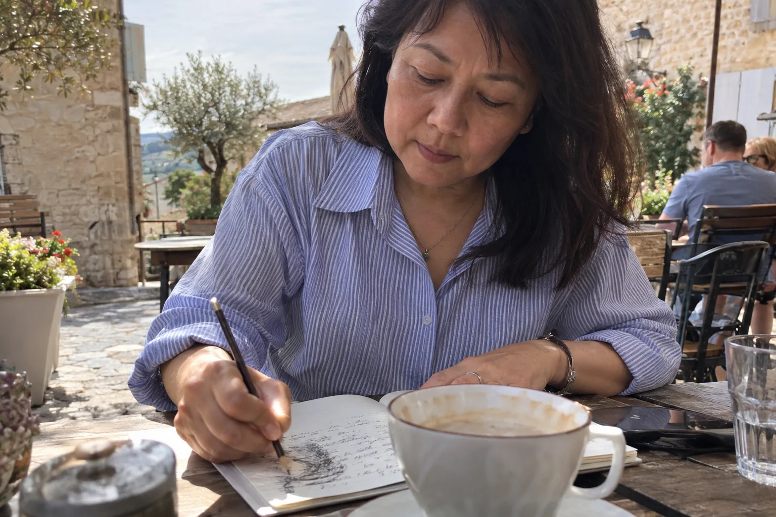 Une femme corrige quelques mots sur une feuille