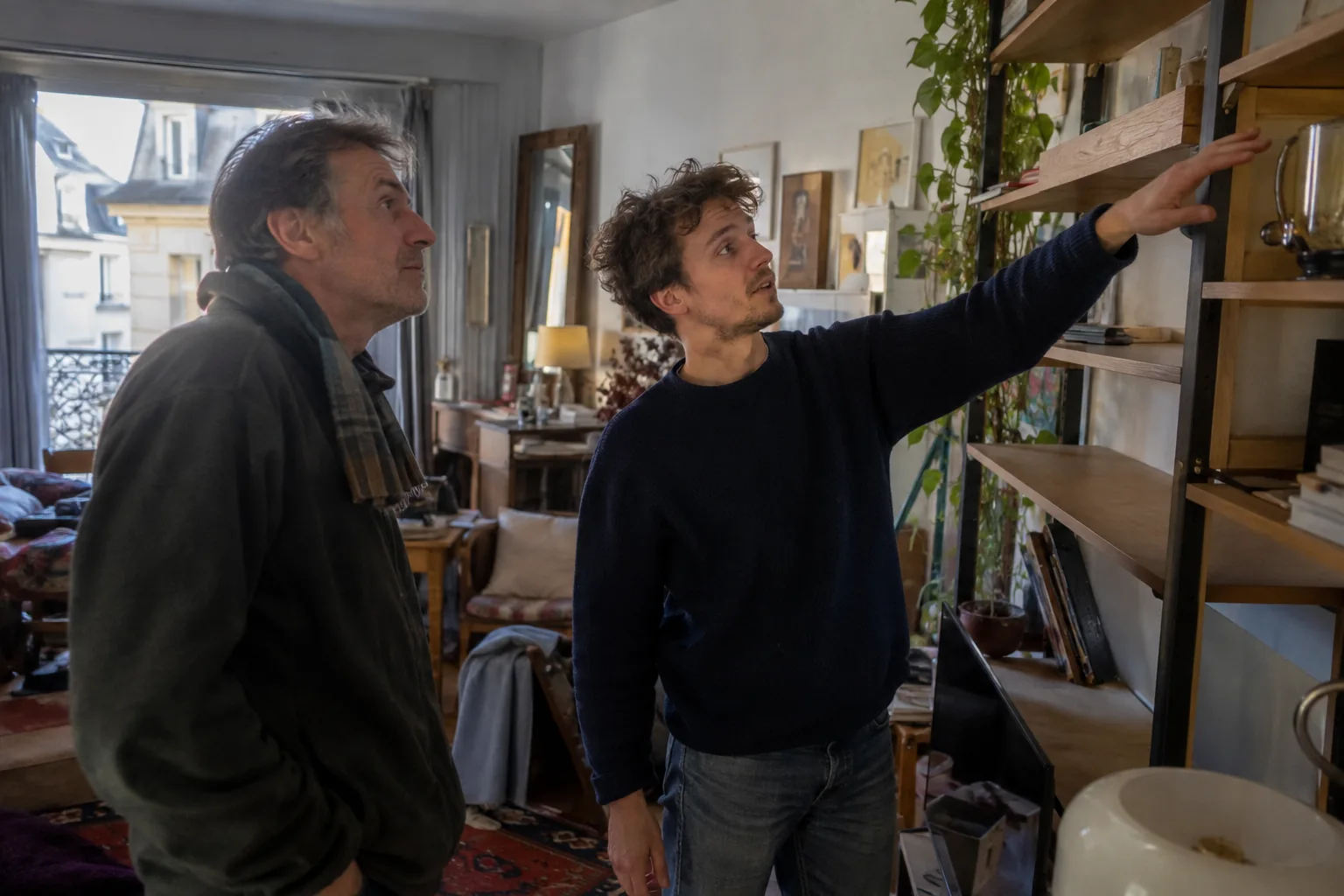 Deux voisins regardent une étagère montée
