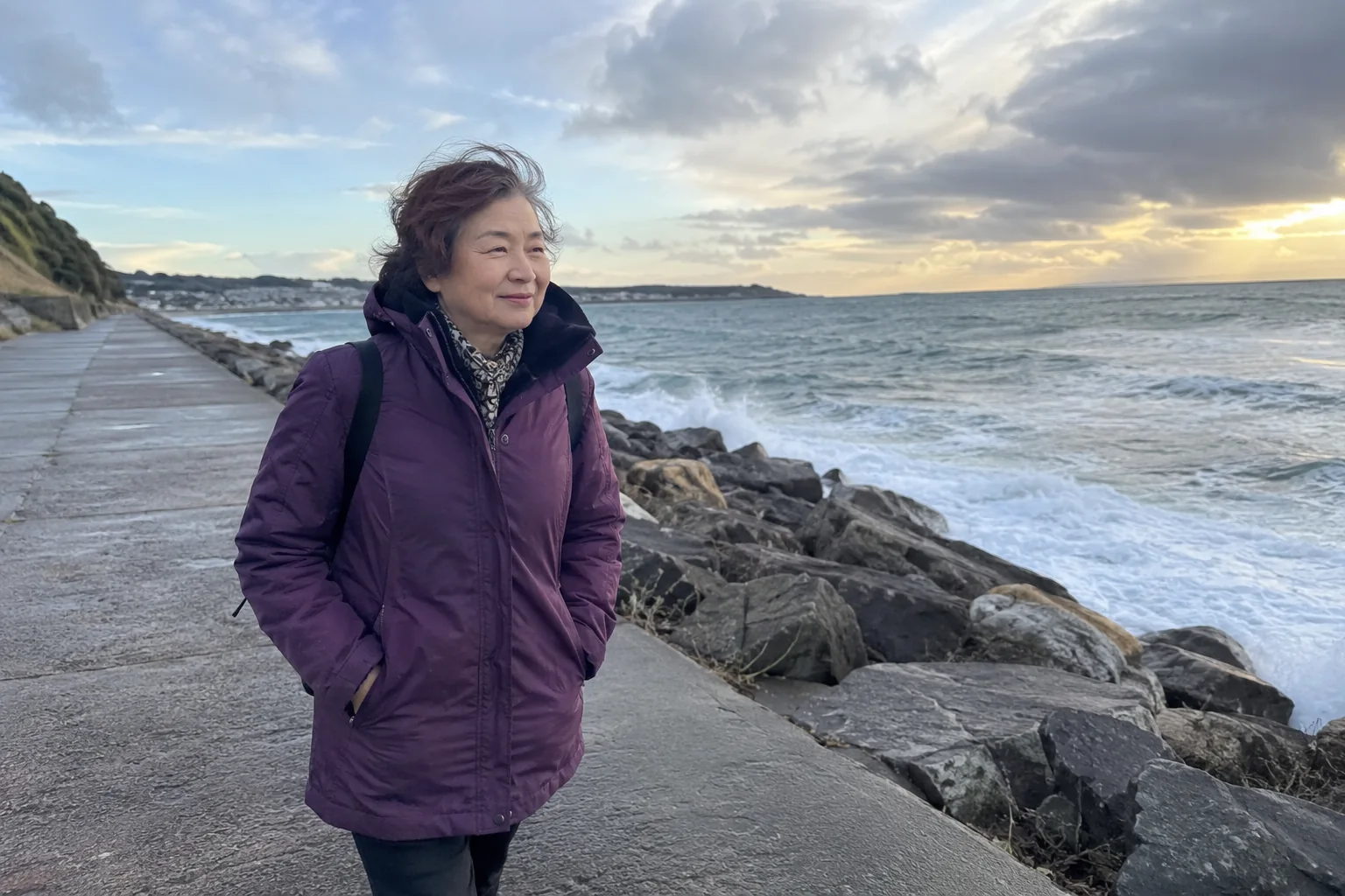 Une promeneuse sur une digue