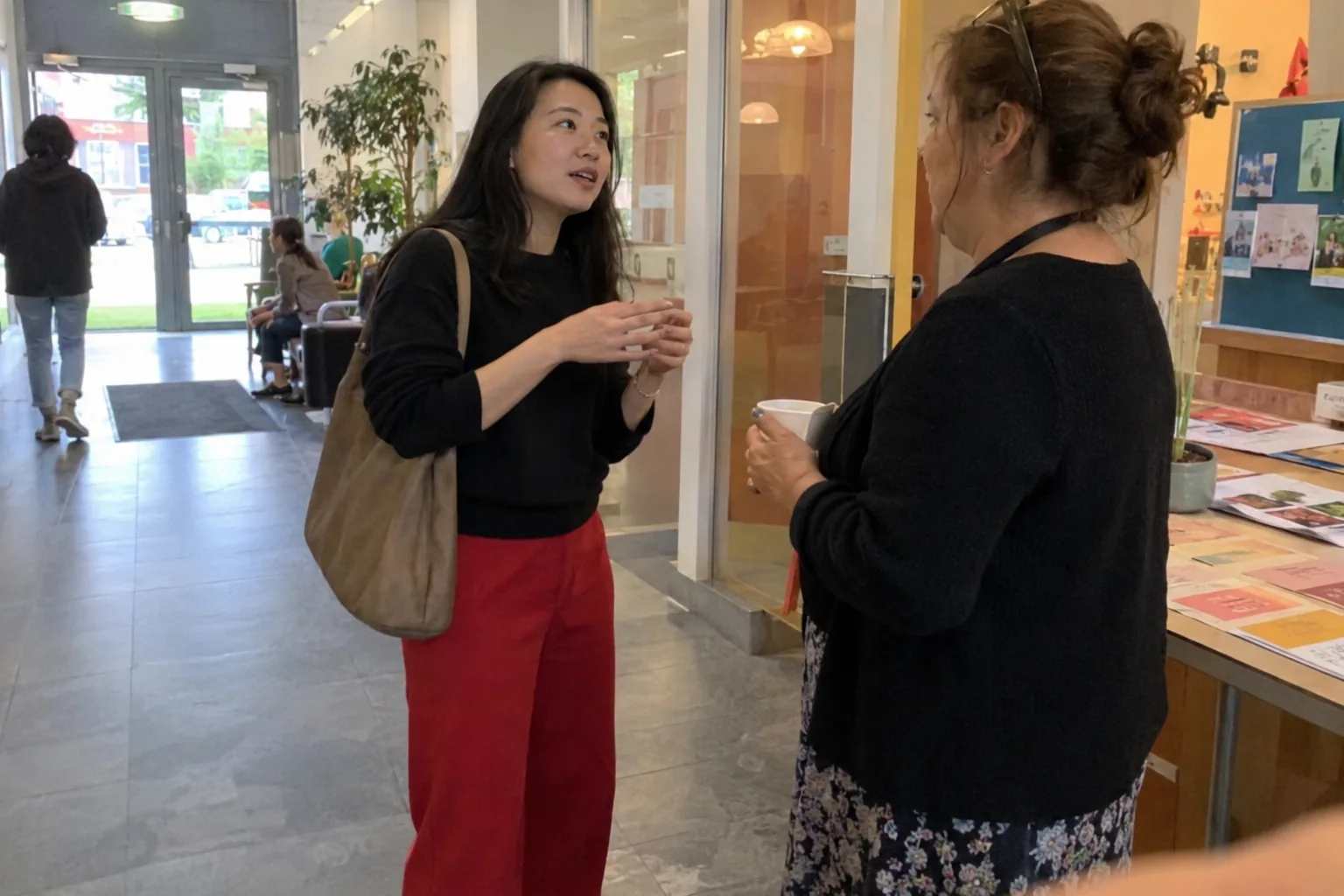 Deux femmes parlent dans un hall