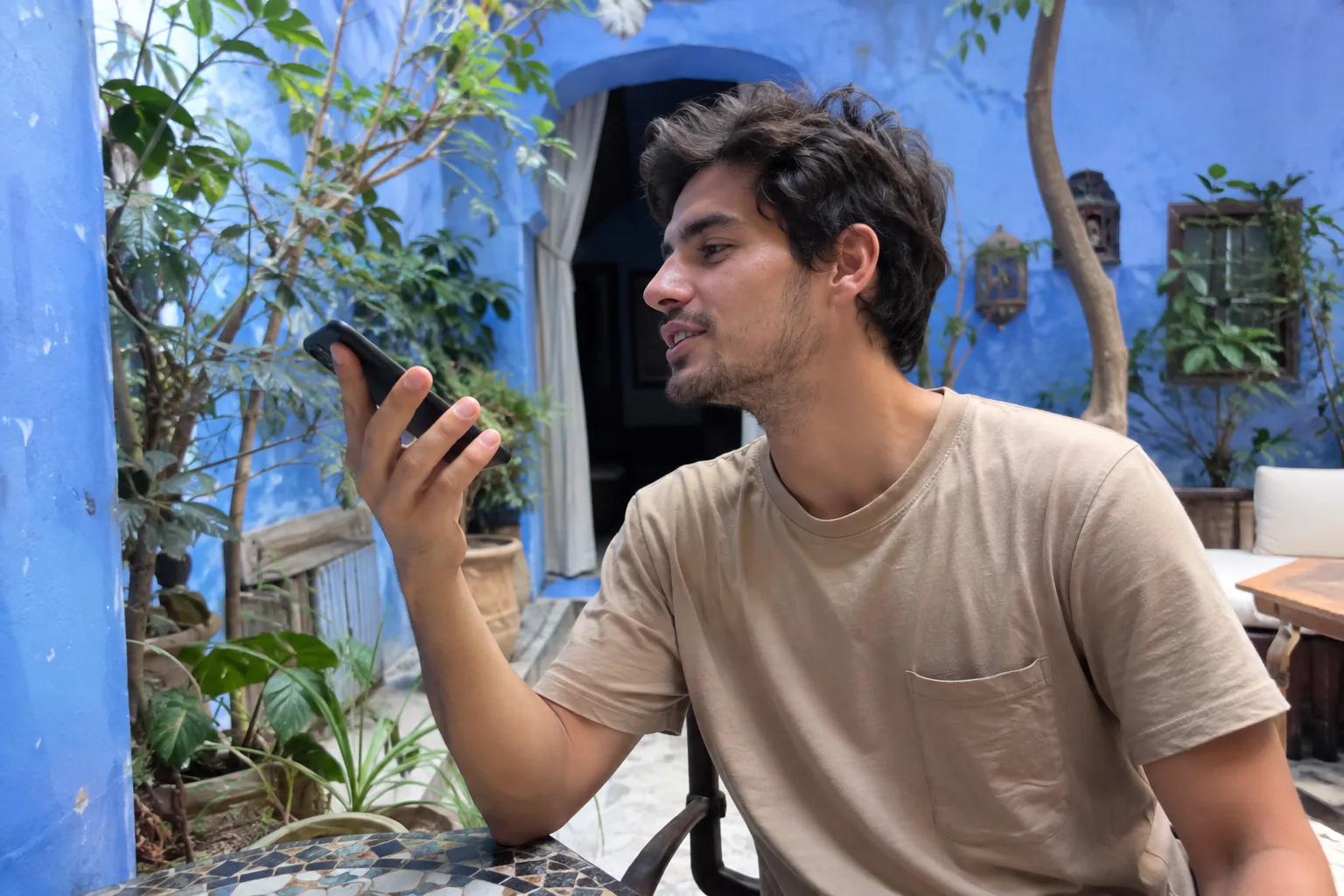 Un homme enregistre un message dans un patio