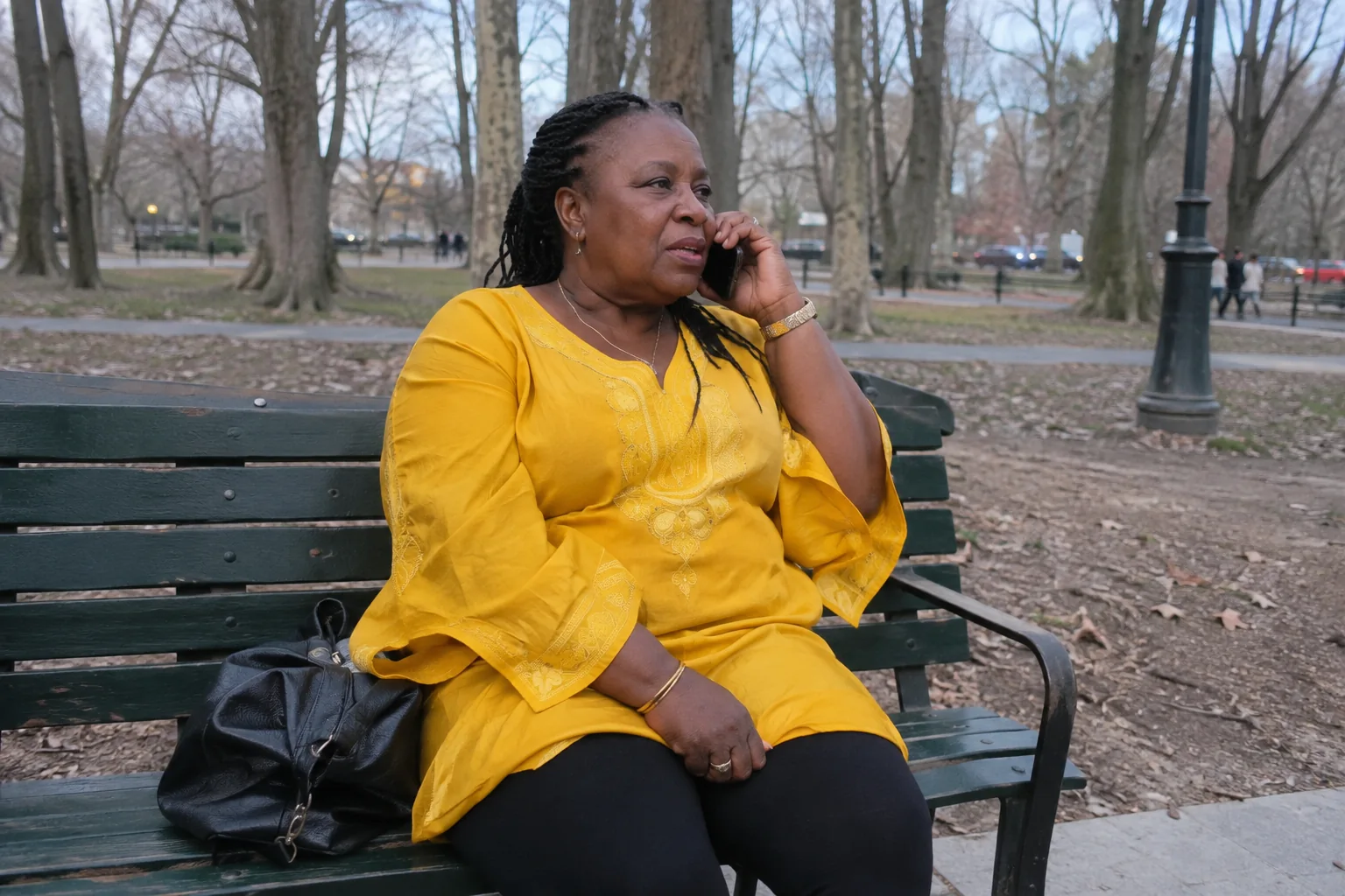 Une femme répond au téléphone dans un parc