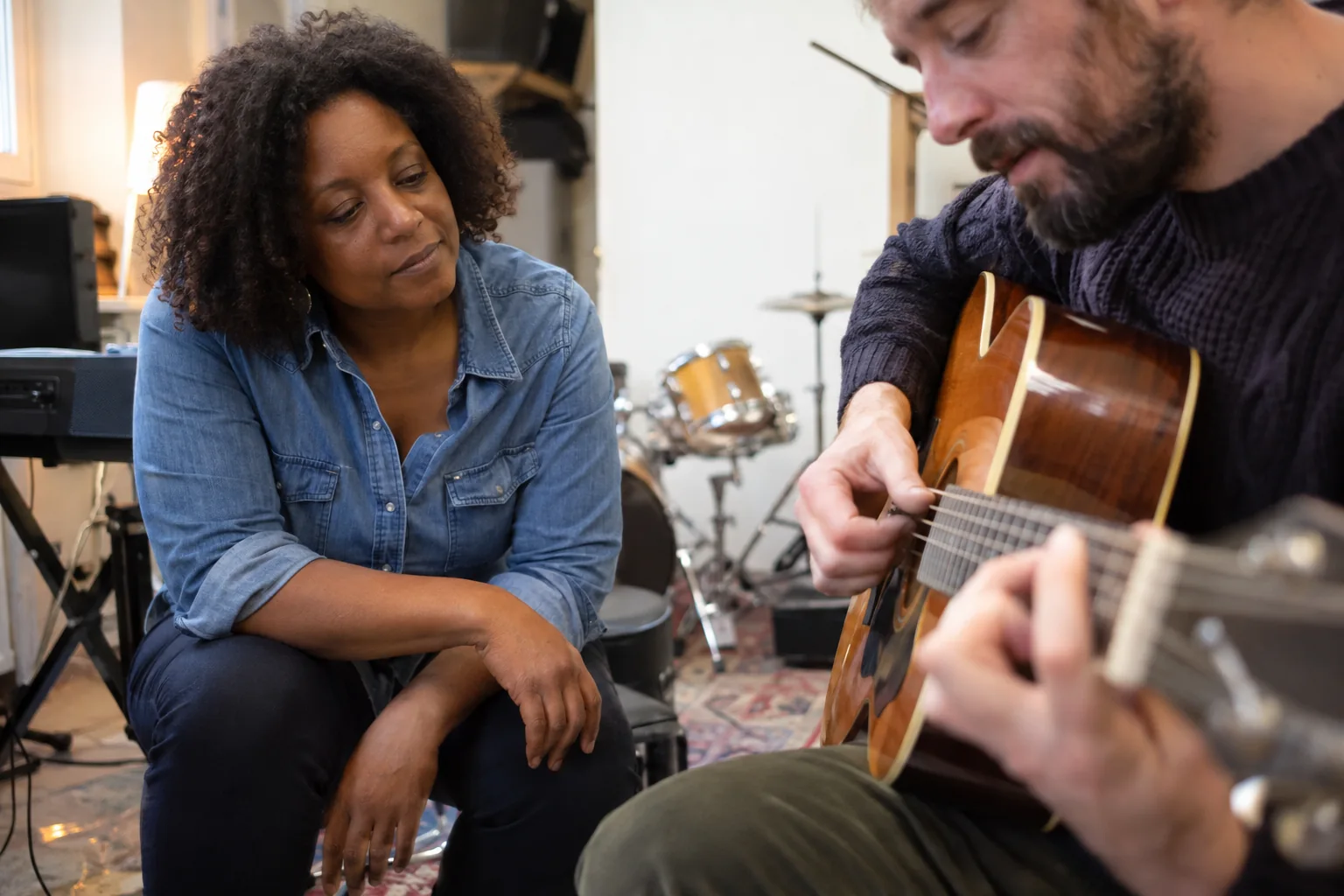 Deux adultes travaillent un accord de guitare