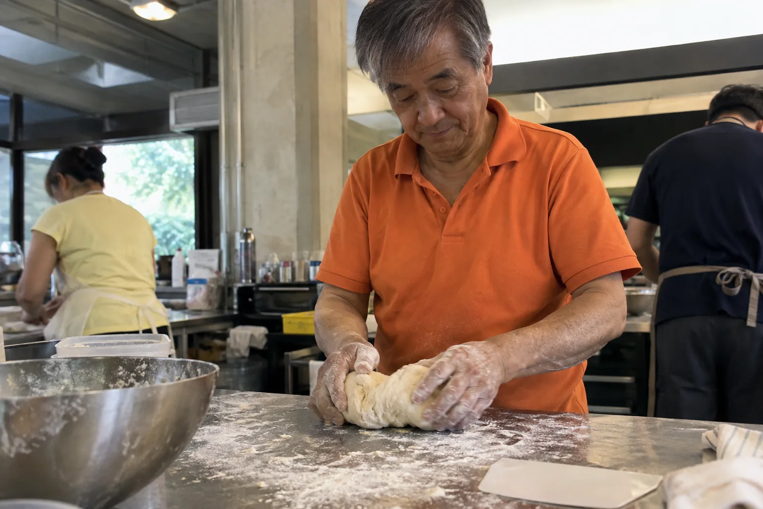 Un participant façonne une pâte à pain